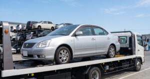 ステップ1:解体業者(引取業者)に車を引き渡す